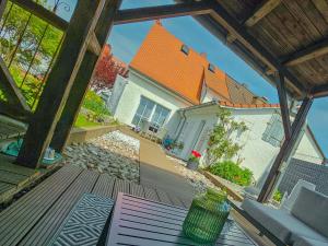 Blick auf ein Haus von der Veranda eines Hauses in der Unterkunft Ferienhaus Rosengarten in Selb