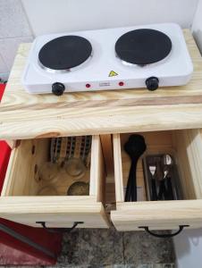 einen Herd mit Backofen auf einem Tisch in der Unterkunft Rincón Libertad 1 in Villa Mercedes