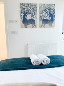 a bedroom with a bed with towels on it at Jockey house in Andover