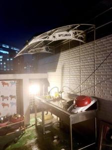 Il comprend une cuisine équipée d'un évier et d'une cuisinière. four supérieur dans l'établissement Bong Gu House, à Daegu