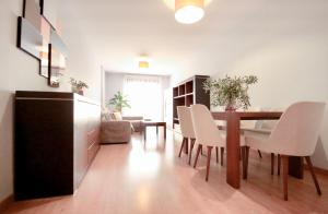 a dining room with a table and white chairs at Apartamento apto para bebés con parking privado in Almazora