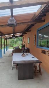 einem Tisch in der Mitte eines Gebäudes in der Unterkunft Sítio O Gajo in São Luiz do Paraitinga