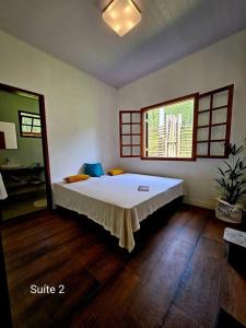 een slaapkamer met een groot bed in een kamer bij Sítio O Gajo in São Luiz do Paraitinga