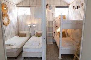 a room with two bunk beds in it at Willy Zuid in Katwijk aan Zee