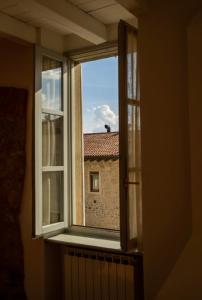 una ventana abierta con vistas a un edificio en Casa vacanze Rasetto, en Costa di Mezzate