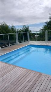 einen großen blauen Pool auf einer Holzterrasse in der Unterkunft Le Petit Havre de Paix du Gosier in Le Gosier