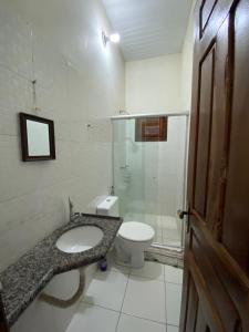 uma casa de banho com um WC, um lavatório e um chuveiro em Casa Temporada em Parnaíba