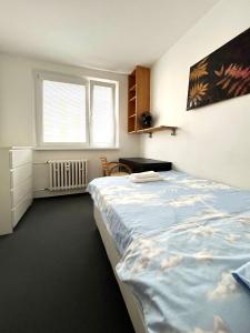 Posteľ alebo postele v izbe v ubytovaní Cozy, bright room with free parking