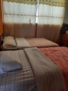 カハマルカにあるVilla el solのベッドルーム1室(隣り合わせのベッド2台付)