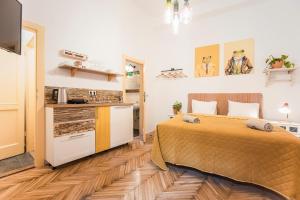 um quarto com uma cama e uma cozinha em BudapeStayz - Lónyay Studios em Budapeste