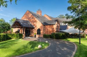 una grande casa in mattoni con vialetto di Clandeboye Lodge Hotel a Bangor