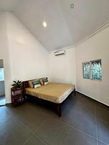 a bedroom with a large bed in a room at A Maze Inn Cottage in Phumĭ Chroŭy Svay
