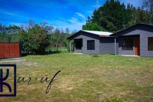 una casa con un patio delante de ella en Cabañas en la naturaleza, en Villarrica