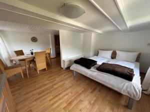 ein Schlafzimmer mit einem Bett und ein Esszimmer mit einem Tisch in der Unterkunft Ferienhaus Konze in Hilchenbach