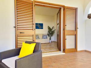 A seating area at Le Melodie - Appartamenti con spazi esterni privati a Sos Alinos