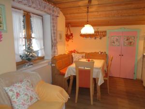 een woonkamer met een tafel en een eetkamer bij Ferienwohnungen Lackner - Chiemgau Karte in Inzell