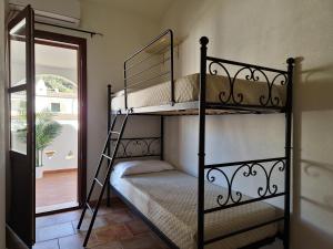 A bed or beds in a room at Le Melodie - Appartamenti con spazi esterni privati a Sos Alinos