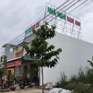 un edificio con un cartel encima en Nhà nghỉ Nam Anh en Can Tho