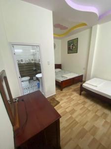Habitación con baño con cama y aseo. en Nhà nghỉ Nam Anh, en Can Tho