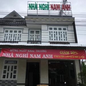 un edificio con un cartel en la parte delantera en Nhà nghỉ Nam Anh, en Can Tho
