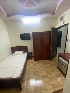 Un pat sau paturi într-o cameră la Nhà nghỉ Nam Anh