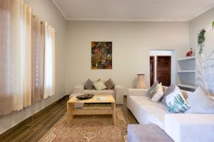 Sala de estar con sofá blanco y mesa de centro en RoRi Private Luxury Villas en Bwejuu