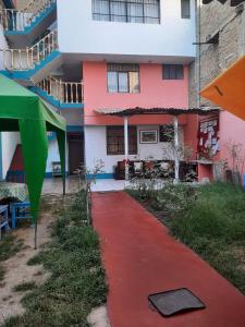 カハマルカにあるVilla el solの家の前の赤い絨毯