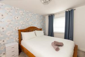 ein Schlafzimmer mit einem Bett und einem Handtuch darauf in der Unterkunft Cosy Home with Garden in a Picturesque Village in Hull