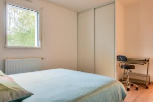 - une chambre avec un lit, un bureau et une chaise dans l'établissement Escapade en duo a Concarneau, à Concarneau