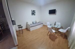 a living room with a couch and a table and chairs at RG Casa Centrica in Río Gallegos