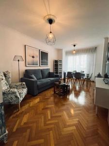 een woonkamer met een bank en een tafel bij Appartement vistahermosa in Vivero