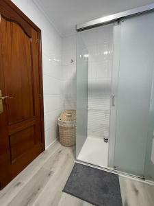 ein Badezimmer mit Glasdusche und Toilette in der Unterkunft Appartement vistahermosa in Vivero + 28 Fotos