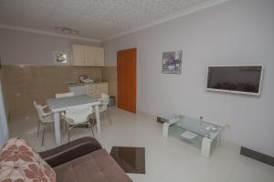 sala de estar con sofá y mesa en Apartmani Milena, en Herceg-Novi