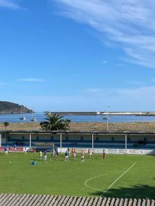 eine Gruppe von Menschen, die auf einem Fußballfeld Fußball spielen in der Unterkunft Appartement vistahermosa in Vivero