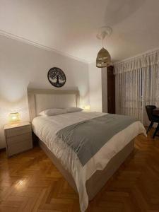 ein Schlafzimmer mit einem Bett und einer Uhr an der Wand in der Unterkunft Appartement vistahermosa in Vivero