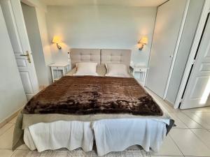 カンヌにあるBristol by Welcome to Cannesのベッドルーム1室(大型ベッド1台、テーブル2台付)