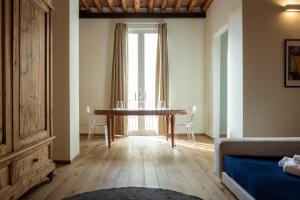 salon ze stołem i krzesłami w obiekcie OGNISSANTI Suite-Hosted by Sweetstay we Florencji