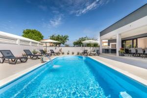 een afbeelding van een zwembad in een huis bij Villa Bella Vita by Istrabook in Rebići