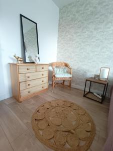 Habitación con tocador, espejo y silla. en Appartement design avec piscine, en Digne-les-Bains