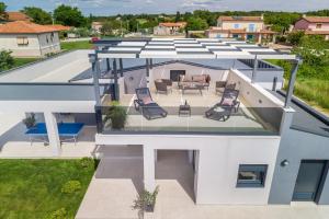 een luchtzicht op een huis met een patio bij Villa Bella Vita by Istrabook in Rebići