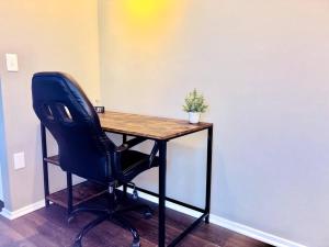 una scrivania con una sedia e una pianta in vaso di Two Bedroom Queen Bed Suite a Harrisburg