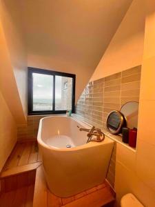Ένα μπάνιο στο Appartement duplex rénové, plein bourg, vue mer