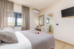 een slaapkamer met een bed met een roos erop bij Villa Bella Vita by Istrabook in Rebići +39 foto's