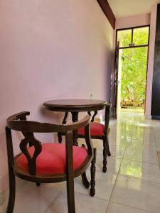 una mesa de madera y sillas con una mesa y una puerta en Hotel Isola by Aiquile, en Aiquile