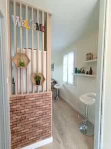 um quarto com uma parede com uma parede de tijolos em Appartement design avec piscine em Digne-Les-Bains