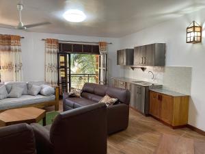 ウクンダにあるSavannah Oasisのリビングルーム(ソファ付)、キッチン