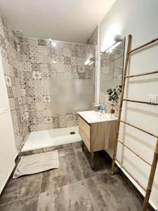 ein Bad mit einer Badewanne, einem Waschbecken und einer Dusche in der Unterkunft Le Quartz Blanc / Bourg-de-Péage in Bourg-de-Péage