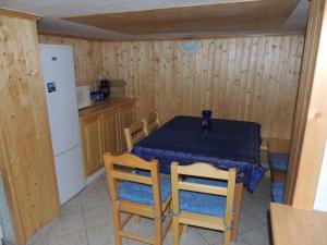 uma cozinha com uma mesa e cadeiras e um frigorífico em privat kobr em Rokytnice nad Jizerou