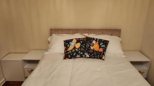 - un lit avec un oreiller et 2 tables de nuit dans l'établissement Large 2 Bed Holiday Let in Central Ystradgynlais, à Ystradgynlais