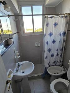 a bathroom with a sink and a toilet and a shower at Alojamiento cómodo en el centro in Mendoza